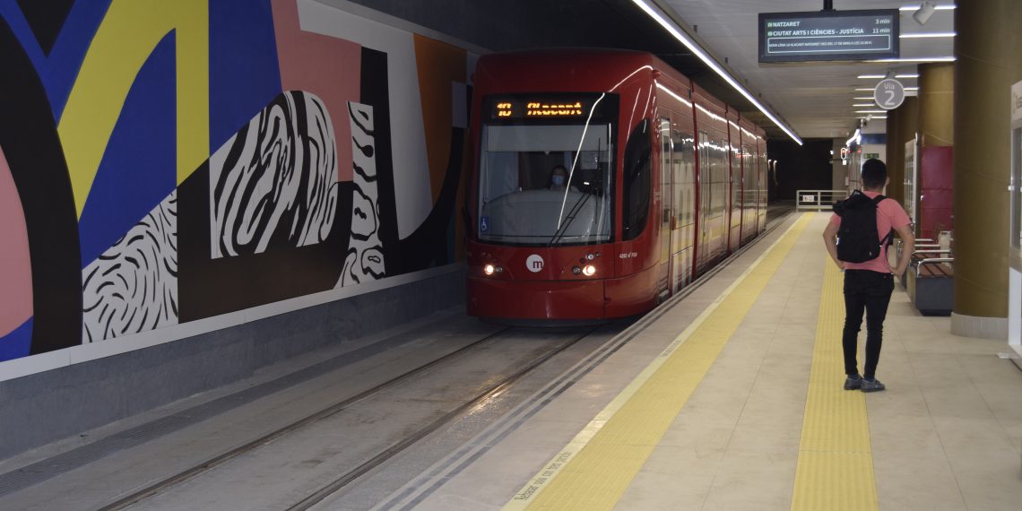 Metrovalencia amplía sus horarios este sábado para facilitar el regreso tras el castillo de la Gran Fira de Juliol