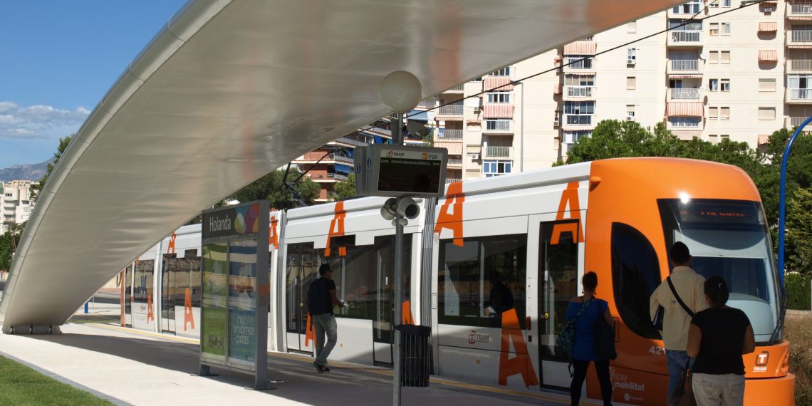 TRAM d’Alacant registra casi 2 millones de usuarios en junio y alcanza récord de 107.258 viajeros en Hogueras