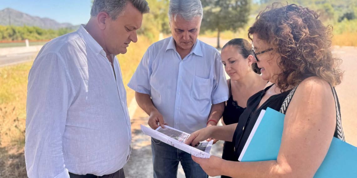 El conseller de Medio Ambiente, Infraestructuras y Territorio, Vicente Martínez Mus, junto a la alcaldesa de Carcaixent, Carolina Almiñana