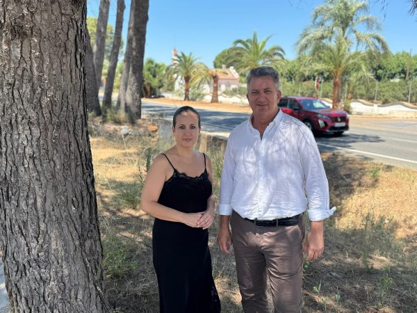 El conseller de Medio Ambiente, Infraestructuras y Territorio, Vicente Martínez Mus, junto a la alcaldesa de Carcaixent, Carolina Almiñana