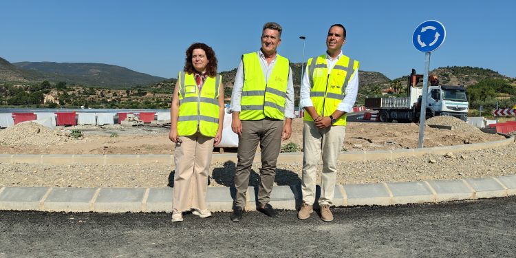 Una nueva rotonda en Chelva mejorará la seguridad y estará lista en agosto