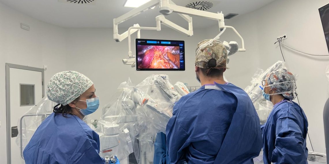El Hospital Arnau de Vilanova alcanza las 100 cirugías bariátricas con tecnología robótica