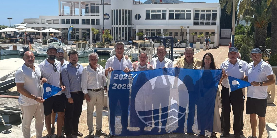 El equipo de guardacostas de la Generalitat recibe el Gallardete Azul por su labor en la protección del litoral