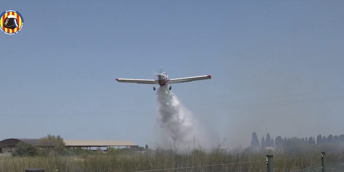 Controlado un incendio de vegetación en Catarroja tras una amplia movilización de medios terrestres y aéreos
