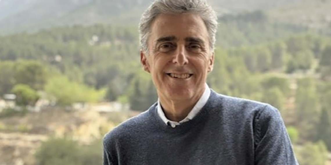 El investigador valenciano José R. Penadés, en portada de Nature Reviews Microbiology