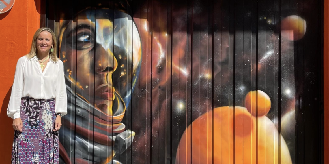 Explosión de arte en Russafa: diez artistas llevan su obra a las persianas de comercios en el II concurso de la Junta Municipal