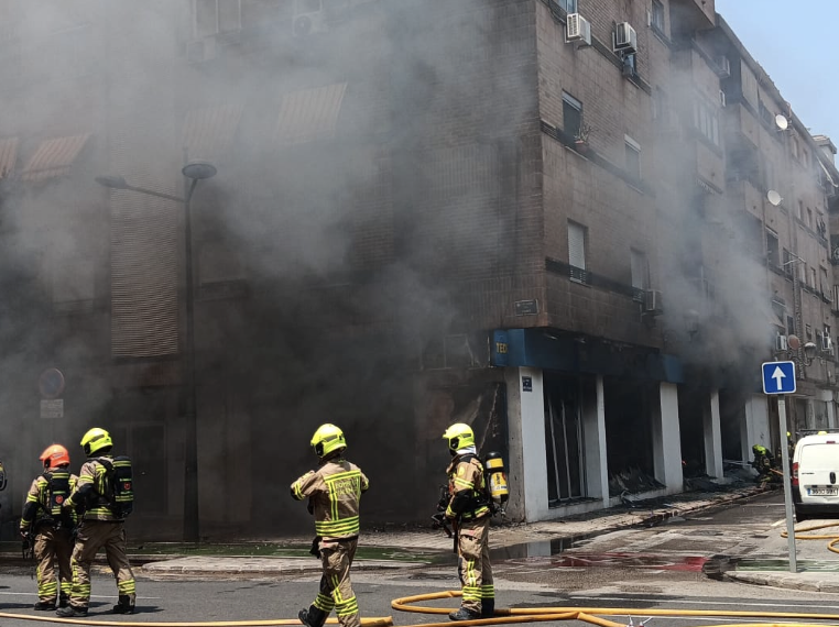 Once personas atendidas por inhalación de humo tras un incendio en un local comercial de Valencia
