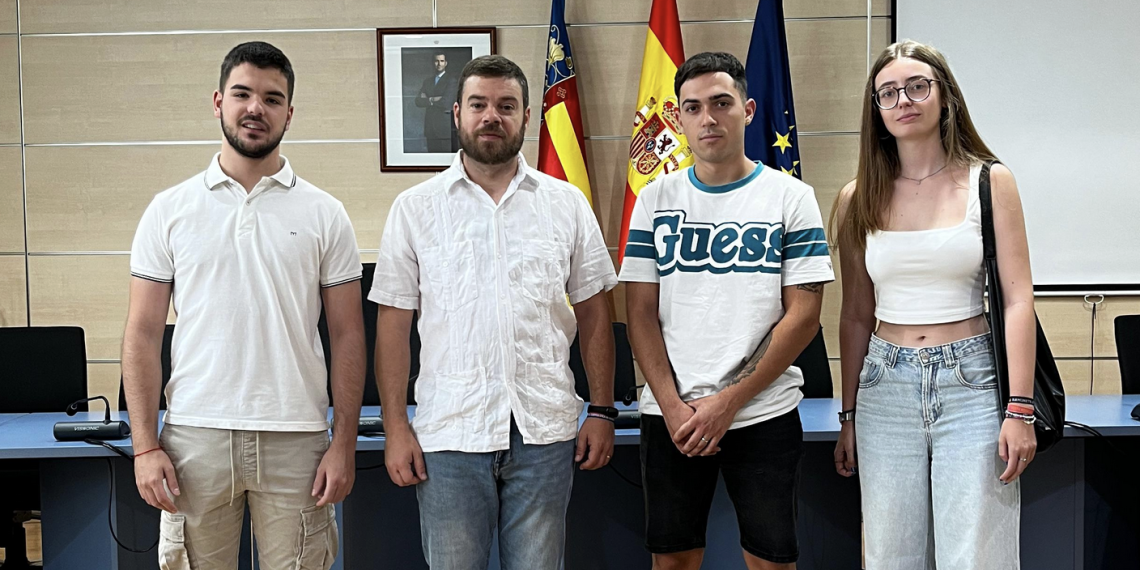 El Ayuntamiento de La Pobla de Farnals da la bienvenida a los 11 estudiantes becados del programa “La Pobla te beca”