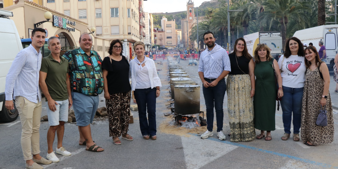 Miles de personas se reúnen en la plaza Cronista Chabret para degustar las tradicionales Ollas de Sagunto