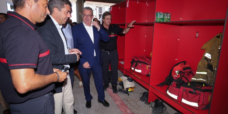 Mazón refuerza el compromiso con las emergencias en su visita al nuevo parque de bomberos de Sant Vicent