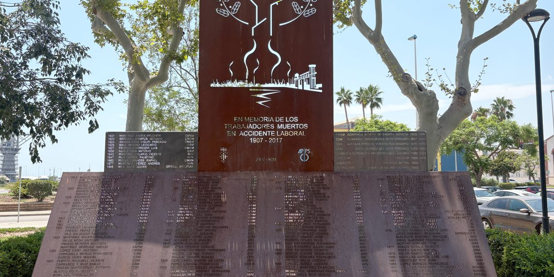 Sagunto amplía el monumento a las víctimas de la siderurgia con nuevas placas conmemorativas en la plaza de la Alameda