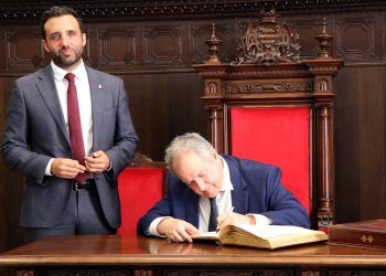 El ministro de Industria español, Jordi Hereu junto al alcalde de Sagunto, Darío Moreno