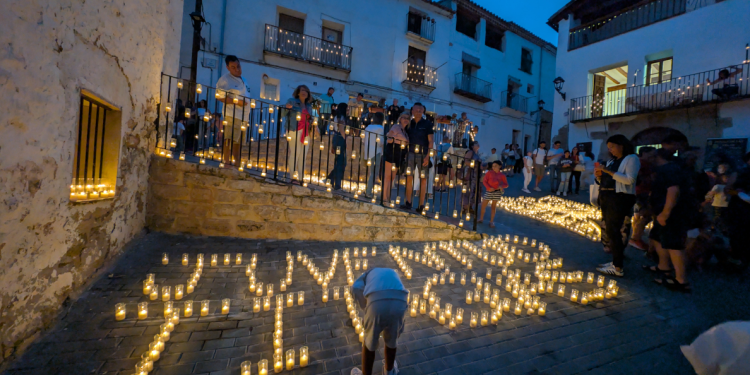 Titaguas se ilumina con más de 30.000 velas en su mágica Noche de las Velas