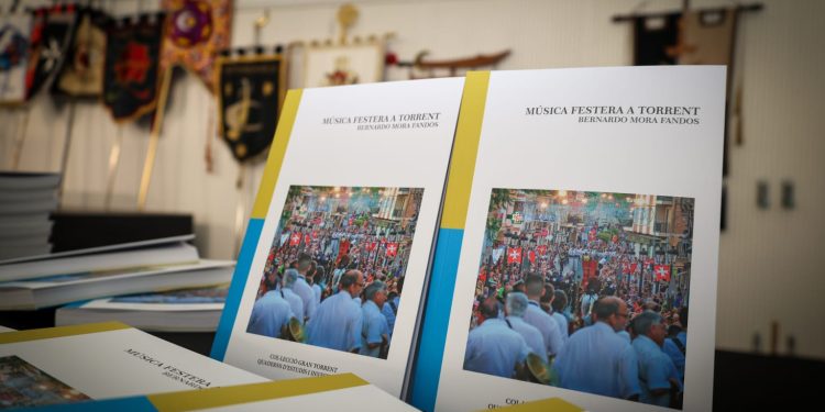 Torrent celebra su legado musical festero con un libro que emociona a la ciudad