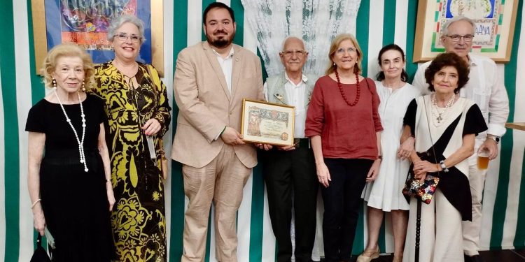 La Casa de Valencia en Sevilla recibe el reconocimiento Trianero en la Velá de Santa Ana