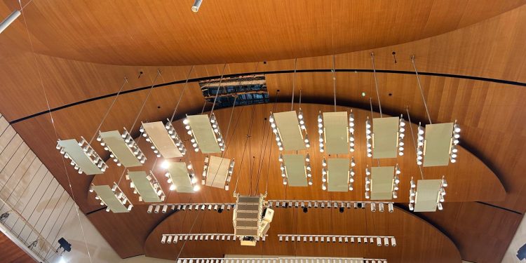 Un panel del techo se rompe en la Sala Iturbi durante una revisión técnica