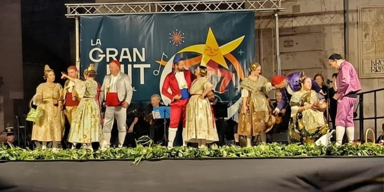 El folklore valenciano toma la Gran Fira con música y danzas tradicionales