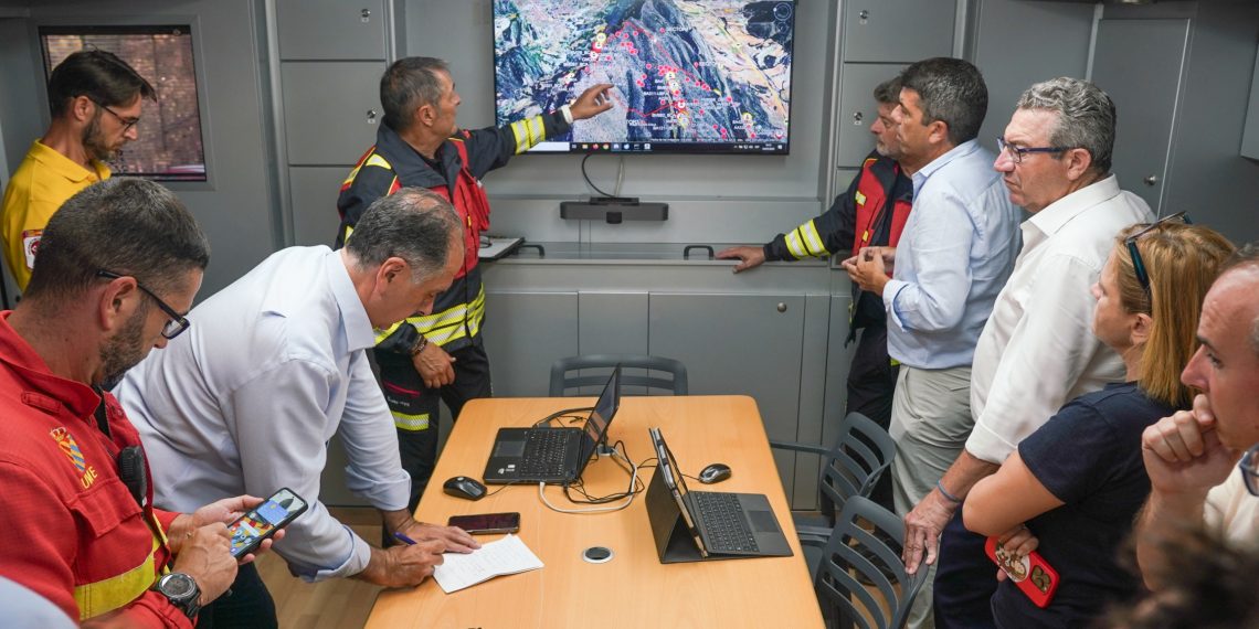 Mazón visita el Puesto de Mando Avanzado del incendio que afecta al Parque Natural de la Font Roja