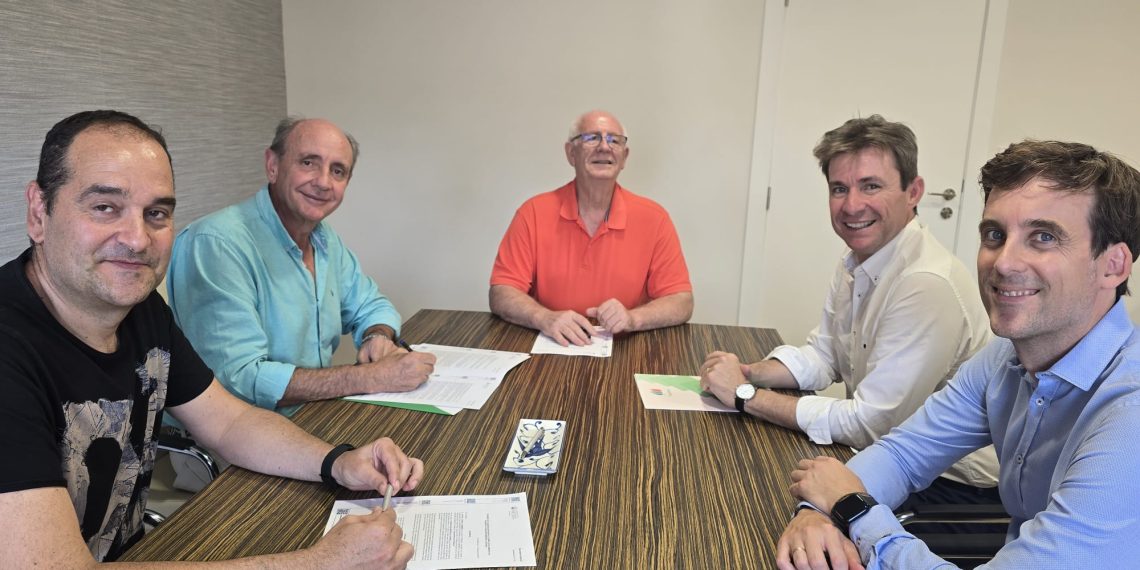 Representantes de Iberdrola junto al alcalde y concejal de Paiporta