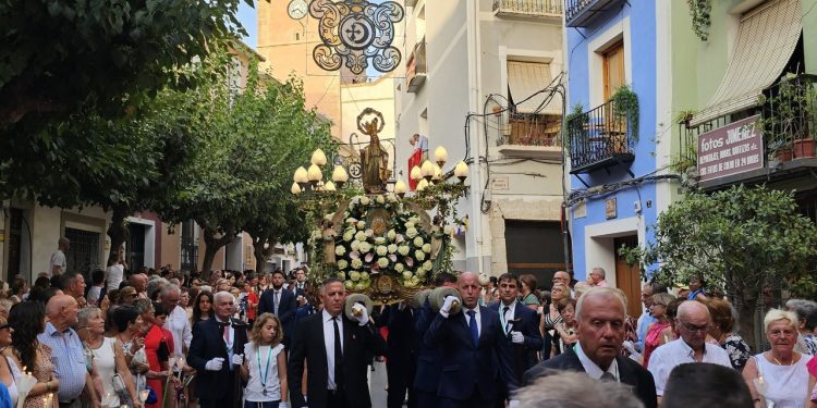 Villajoyosa revive su historia con las Entradas de Moros y Cristianos