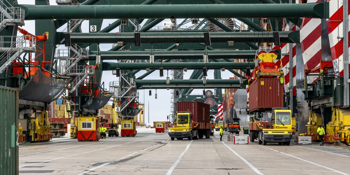 Valenciaport crece en import / export y compensa la bajada del transbordo
