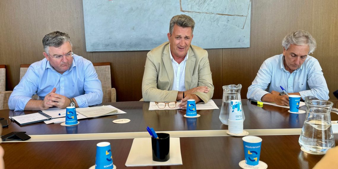 Martínez Mus destaca ante sindicatos y patronal el esfuerzo inversor tras las riadas pese a la asfixia económica