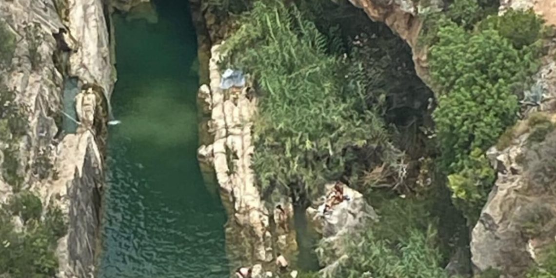 Rescatado por vía aérea un hombre herido en la poza Cadena del río Bolbaite