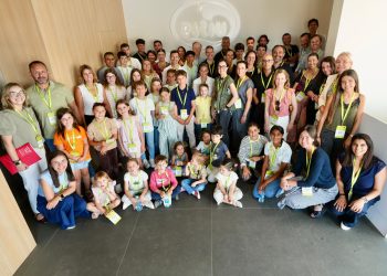 Jóvenes del Fórum de Empresa Familiar de AVE visitan Helados Estiu para conocer el valor del legado empresarial