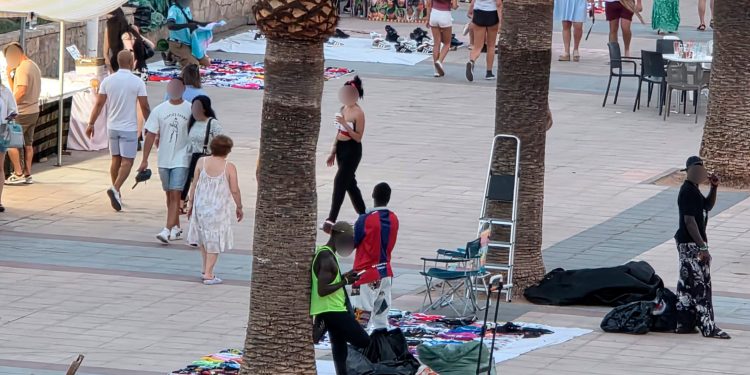 Sagunto refuerza la vigilancia para frenar la venta ambulante en el paseo marítimo