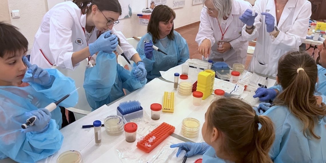 Vecinos de Alfara del Patriarca detectan seis microorganismos con capacidad antibiótica en su término municipal