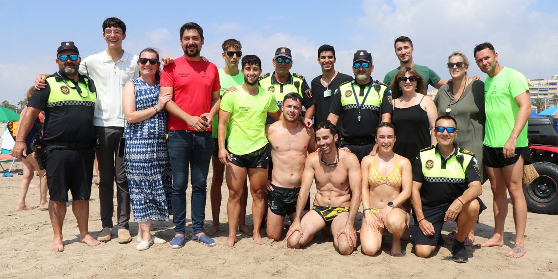 El dispositivo de seguridad de la playa de Puerto de Sagunto practica un simulacro de salvamento