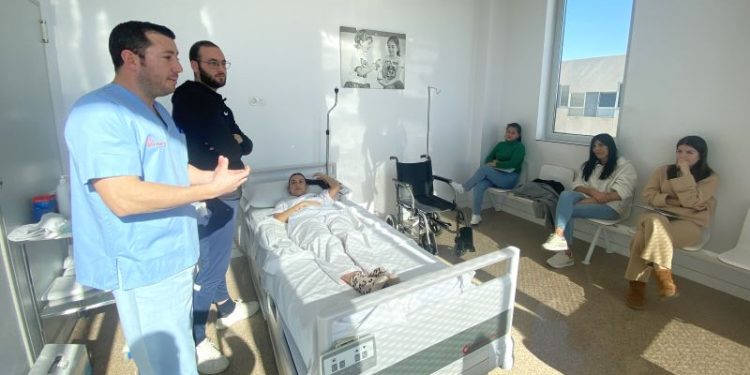Más de 300 familias se forman en el Hospital del Vinalopó para cuidar mejor en casa
