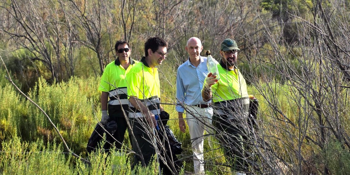 El plan extraordinario de limpieza en La Devesa retira 23.100 litros de basura en solo tres semanas