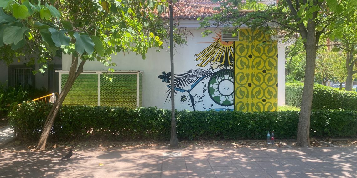 El chalet de Parque del Oeste renueva su fachada con la intervención de muralistas valencianos