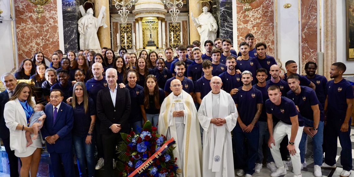 El Levante UD ofrece una ofrenda floral a la Mare de Déu antes del inicio de la temporada