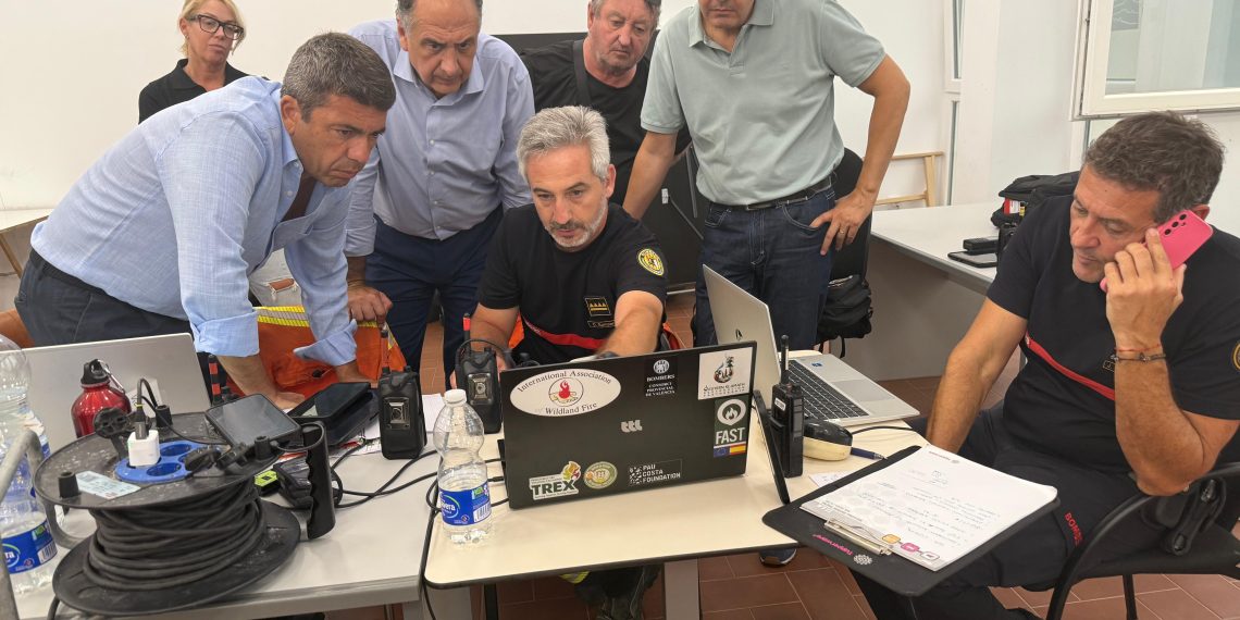 Carlos Mazón se desplaza al Puesto de Mando Avanzado del incendio forestal de Teresa de Cofrentes