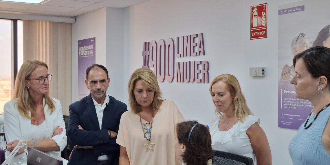 Camarero destaca que la Línea Mujer 24 horas se consolida como un recurso esencial para las mujeres víctimas de violencia
