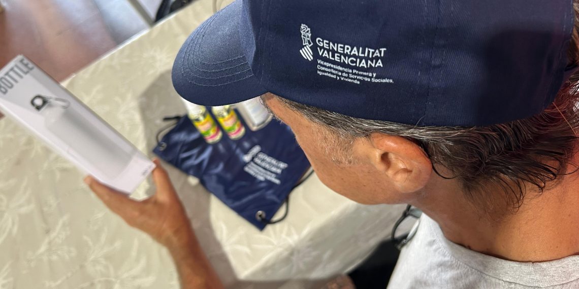 La Generalitat intensifica la protección a personas sin hogar ante el calor extremo con el reparto de más de 2.100 kits básicos