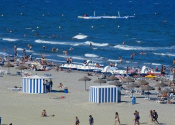 La Generalitat refuerza el control de calidad del agua en playas y zonas de baño este verano