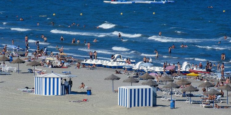 La Generalitat refuerza el control de calidad del agua en playas y zonas de baño este verano