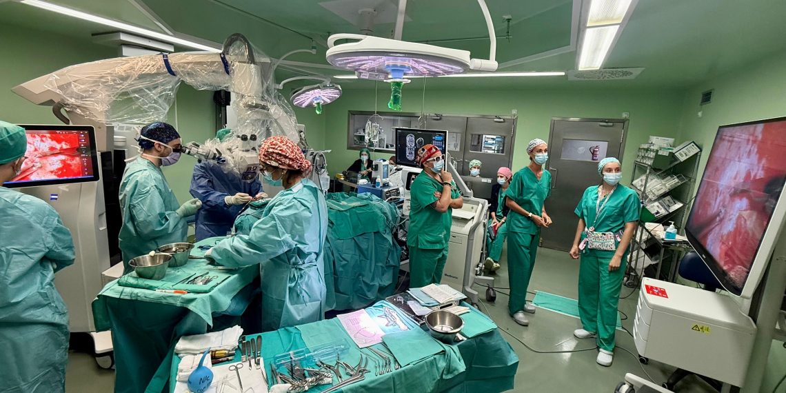 El Hospital Doctor Balmis incorpora un nuevo microscopio quirúrgico de última generación