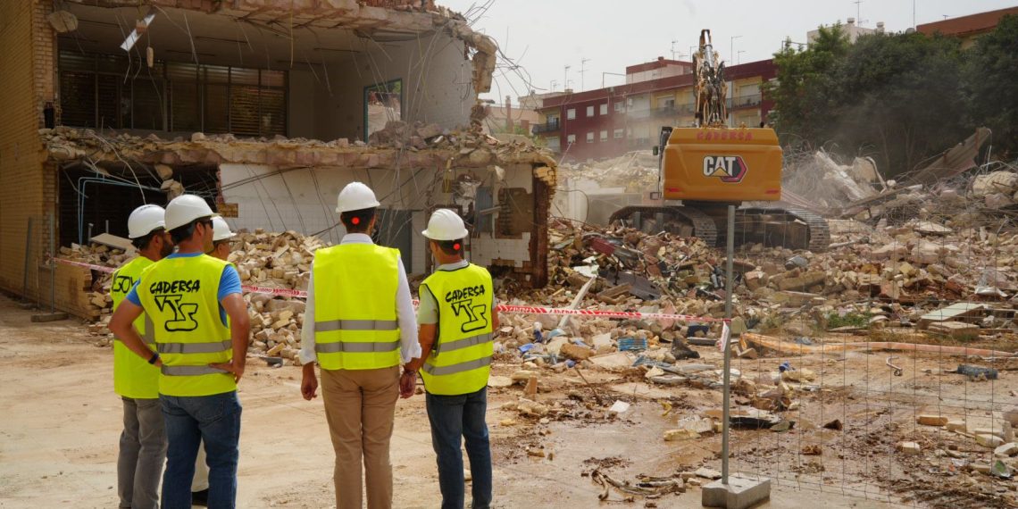 Avanza la reconstrucción de los centros educativos más afectados por la riada con el derribo de las instalaciones dañadas