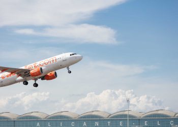 Récord histórico de pasajeros impulsa la demanda de ampliar los aeropuertos de Valencia y Alicante-Elche