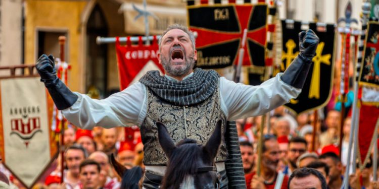 Ontinyent vibra con sus Moros y Cristianos en directo por À Punt