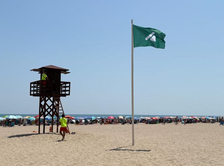 Cullera incorpora señalética accesible en las banderas de sus playas