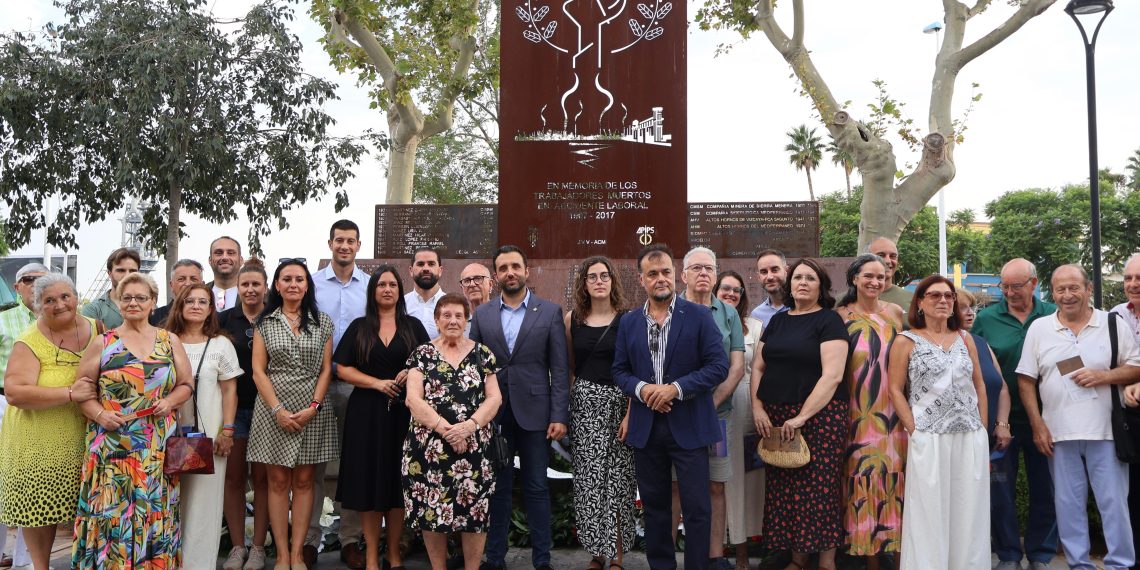 Acto de homenaje a las personas fallecidas en Altos Hornos del Mediterráneo y en la Compañía Minera Sierra Menera