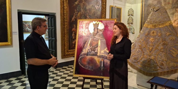 La artista valenciana Aleksandra Istorik dona un cuadro de la Mare de Déu al Museo Mariano