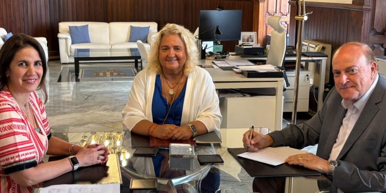 El Ayuntamiento de Valencia recibe a la nueva delegada del Consell para la Hispanidad y la Libertad