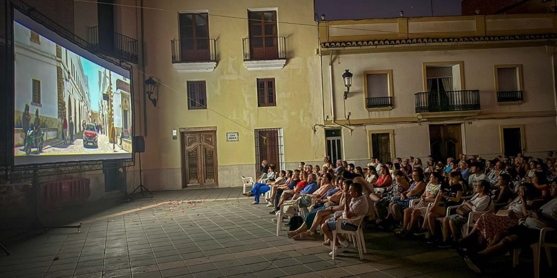 Torrent consolida el éxito de “A la Lluna de Torrent” con un segundo fin de semana repleto de música, cine y cultura familiar en plazas y urbanizaciones