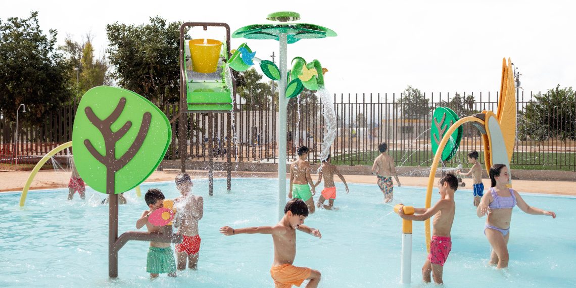 Carlet se vuelca con los más pequeños en la apertura de una piscina infantil con juegos de agua